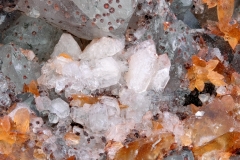 26-Harmotom Calcit auf Quarz aus dem Steinbruch Juchem in Niederwörresbach  Bildbreite 35mm