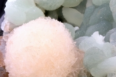 35-Prehnit mit Pektolith auf Calcitaus dem Steinbruch Rauschermühle bei Niederkirchen  Bildbreite 52mm