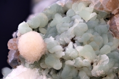 36-Prehnit mit Pektolith auf Calcit aus dem Steinbruch Rauschermühle bei Niederkirchen  Bildbreite 98mm