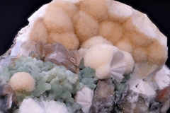 37-Prehnit mit Pektolith auf Calcit aus dem Steinbruch Rauschermühle bei Niederkirchen  Bildbreite 200mm