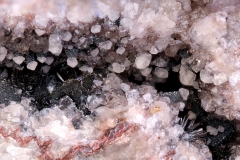02-Chabasit-Goethit-Haematit-auf-Quarz-Hellerberg-Freisen